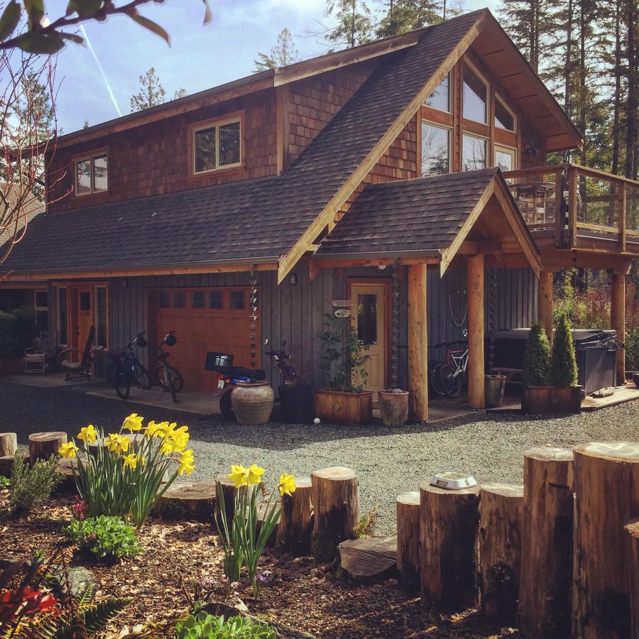 Black Bear Guesthouse Tofino Exterior photo