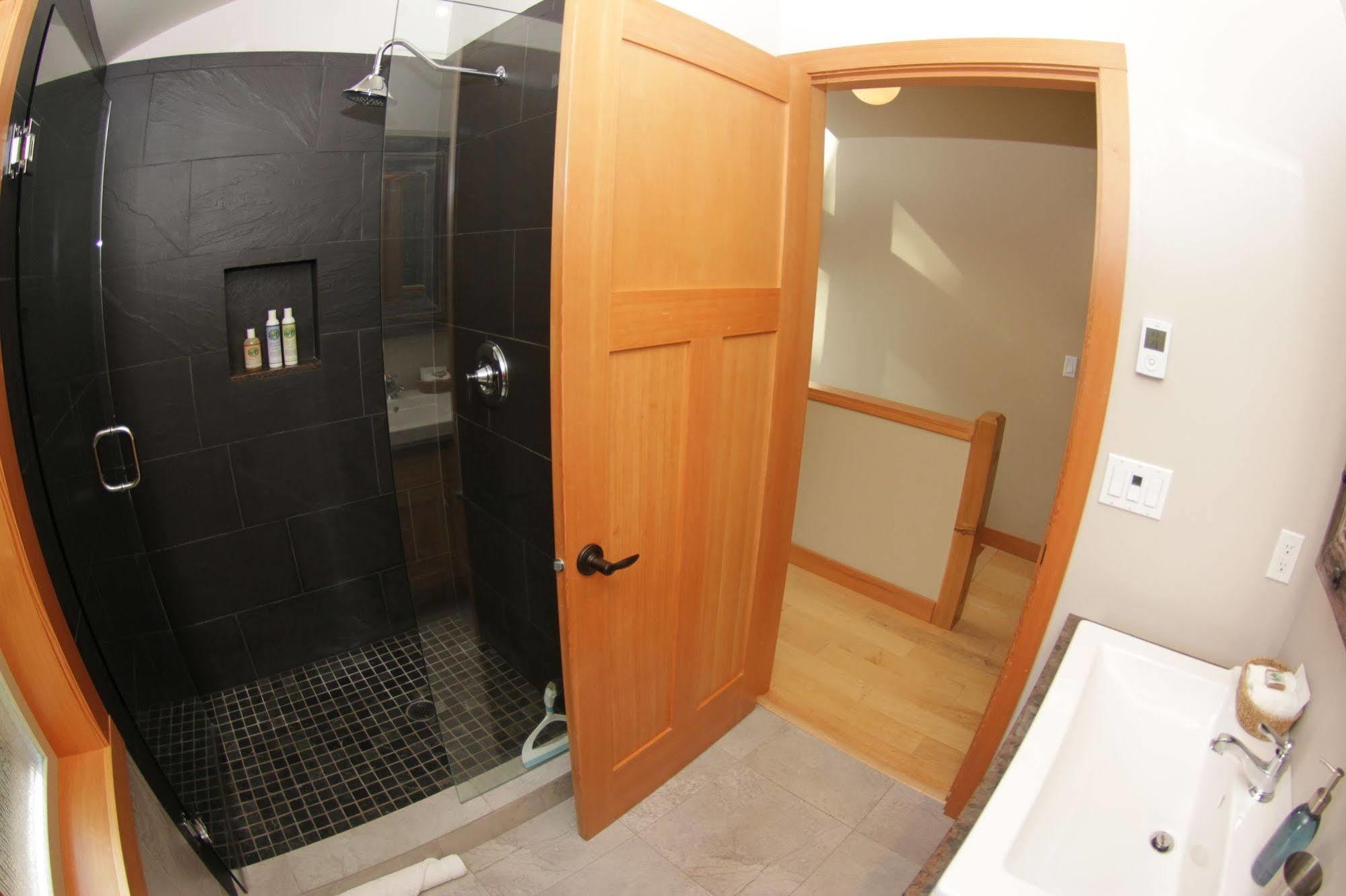 Black Bear Guesthouse Tofino Exterior photo